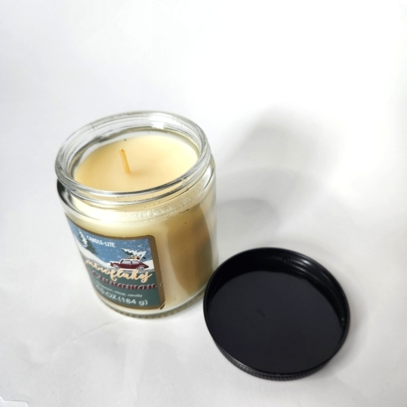 Candle Lite Snowflakes and Cinnamon Candle 6.5 oz - Picture 2 of 3